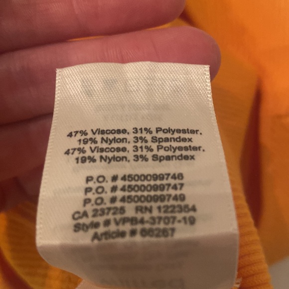 Wilfred top with a cute cut out - Picture 3 of 7